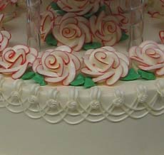 accented roses wedding cake