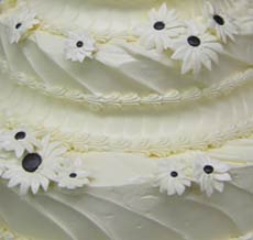 wedding cake with daisies