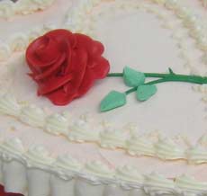 red rose heart cake